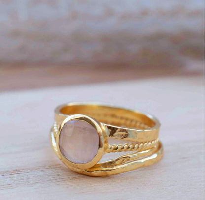 Ny og vakker, enkel håndlaget " LUZY " Goldplated Ring m/ Moonstone