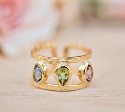 HÅndlaget 3 stone ringdesign med smÅ stener i Ametyst, Peridot og Lolite,  Gold Electroplated.