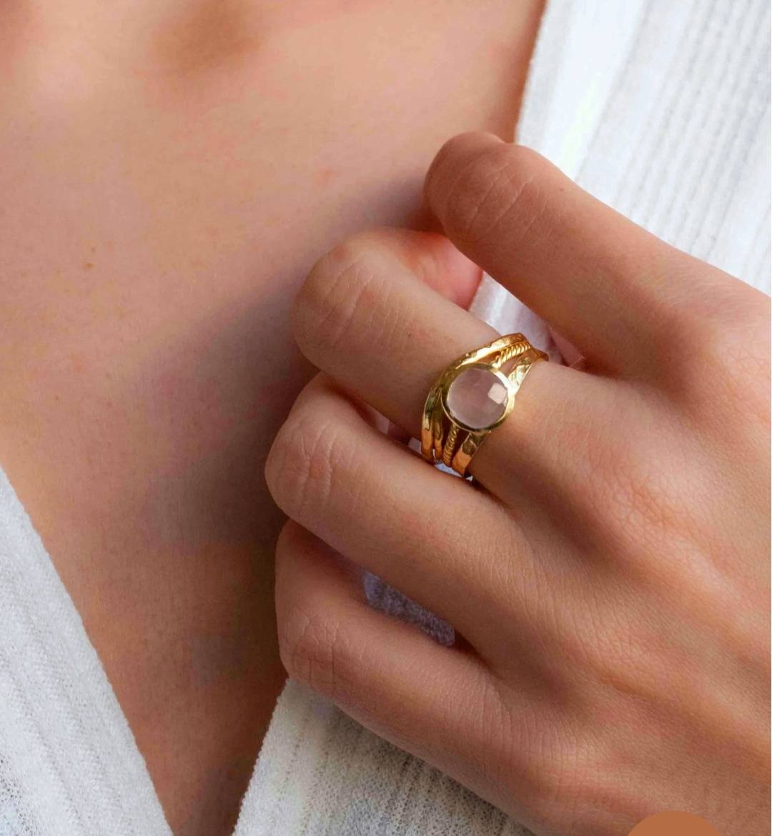 Ny og vakker, enkel håndlaget " LUZY " Goldplated Ring m/ Moonstone