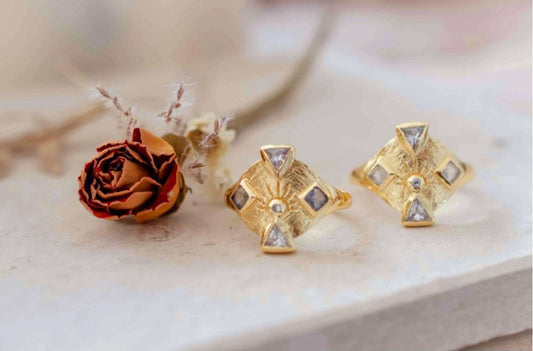 Ny og vakker, bred håndlaget Goldplated Ring m/ 4 Labradorite stener