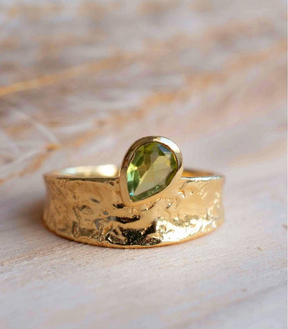 Ny og vakker, bred håndlaget Goldplated Ring m/ PERIDOT