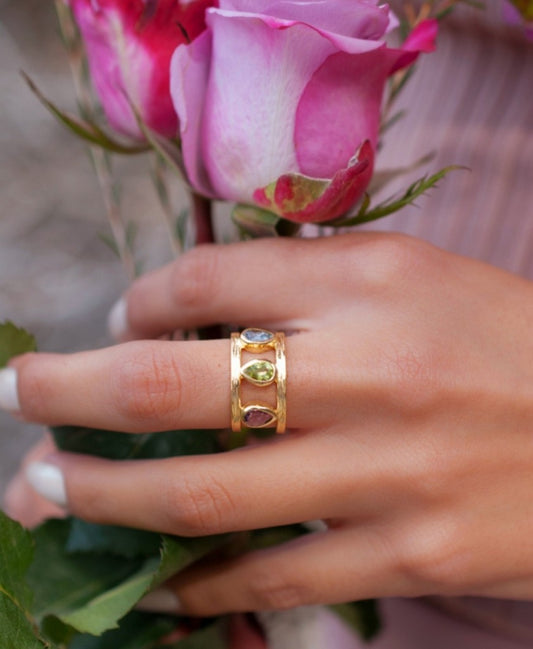 HÅndlaget 3 stone ringdesign med smÅ stener i Ametyst, Peridot og Lolite,  Gold Electroplated.
