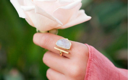 Ny og vakker, enkel håndlaget " BARBARA " Gold Vermeil m/ Moonstone