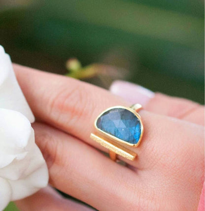 Ny og vakker, enkel håndlaget " BARBARA " Gold Vermeil m/ Labradorite