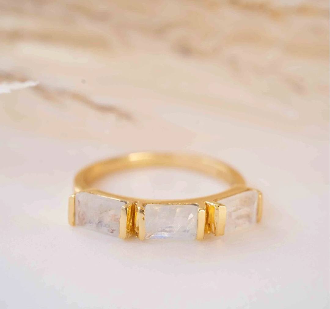 Ny og vakker, enkel håndlaget 3 Stone 18K Gold Plated Ring m/ Moonstone Quartz