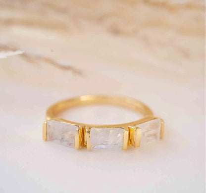 Ny og vakker, enkel håndlaget 3 Stone 18K Gold Plated Ring m/ Moonstone Quartz