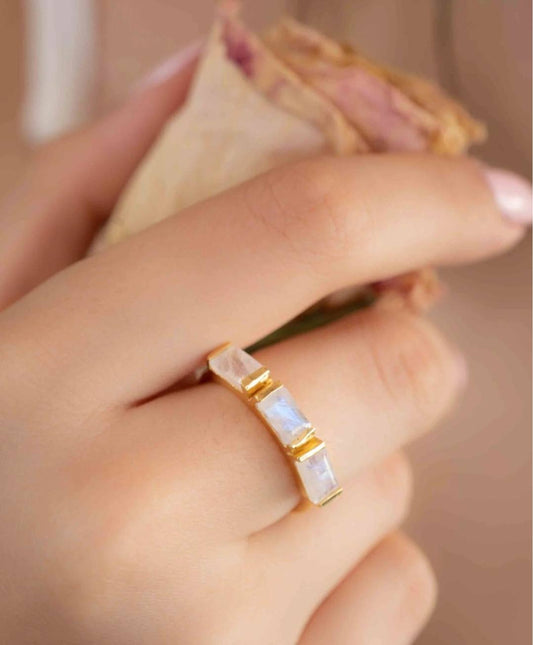 Ny og vakker, enkel håndlaget 3 Stone 18K Gold Plated Ring m/ Moonstone Quartz