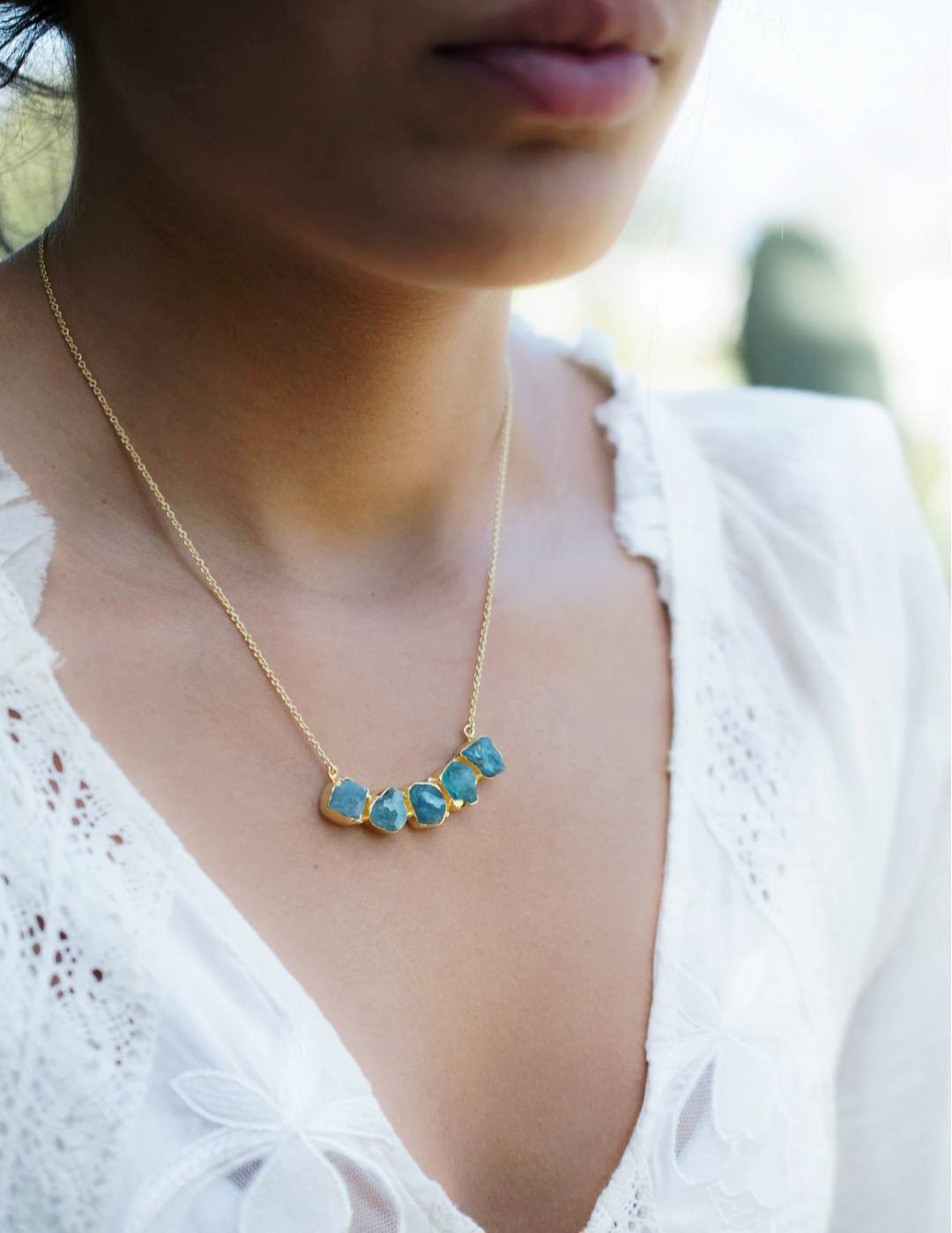 Nytt, vakkert Cila Designkjede i Raw 5 stone Aqua Chalsedony , 18K Goldplated
