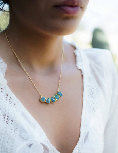 Nytt, vakkert Cila Designkjede i Raw 5 stone Aqua Chalsedony , 18K Goldplated