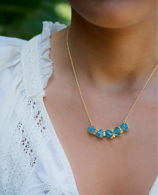 Nytt, vakkert Cila Designkjede i Raw 5 stone Aqua Chalsedony , 18K Goldplated