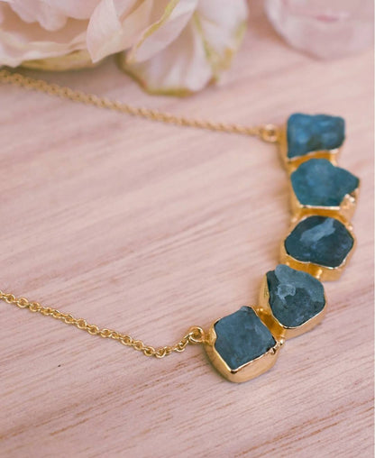 Nytt, vakkert Cila Designkjede i Raw 5 stone Aqua Chalsedony , 18K Goldplated