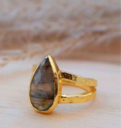 Håndlaget, Trendy - håndlaget " STATEMENT " Designring med stor Labradorite sten, 18 K Gold Electroplated