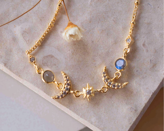 Nytt og vakkert CILA Halv Moon Necklace * Labradorit , 18K Goldplated