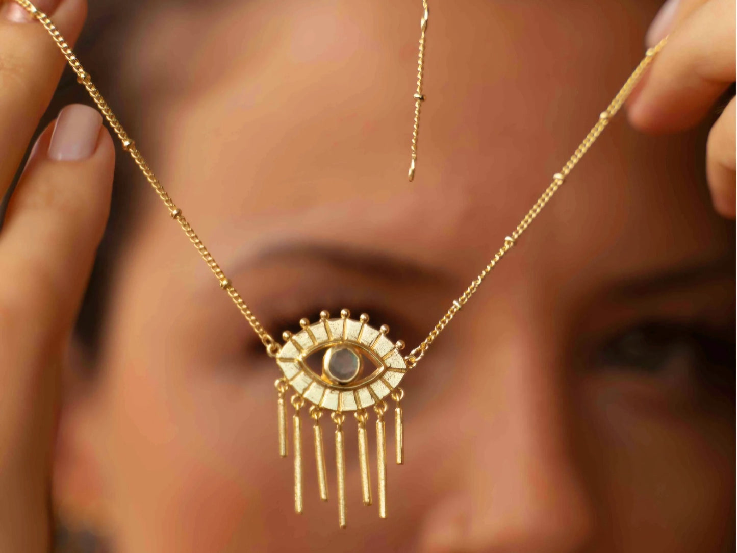 Nytt og vakkert "Evil Eye " Necklace * Moonstone, 18K Goldplated