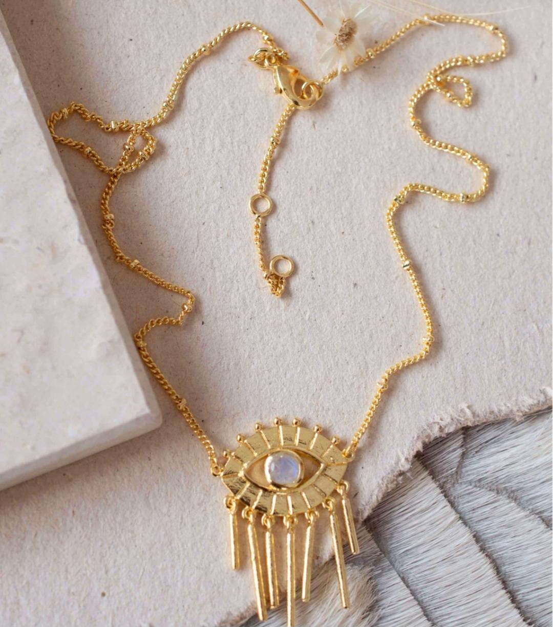 Nytt og vakkert "Evil Eye " Necklace * Moonstone, 18K Goldplated