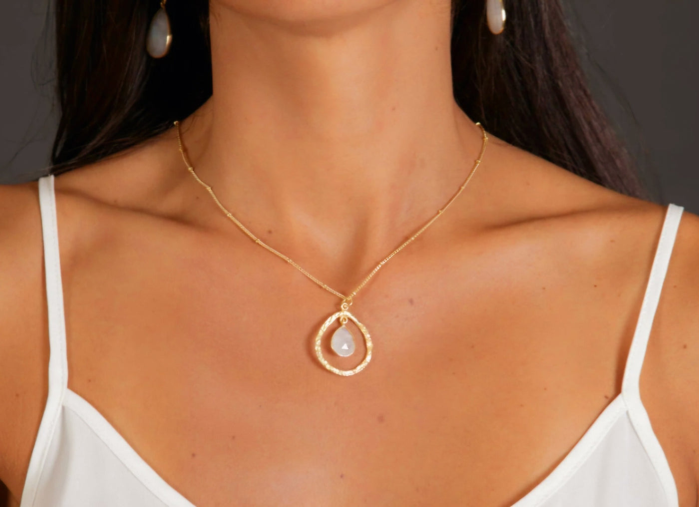 Nytt, vakkert Krystallkjede i et lekkert og Trendy "Tear Drop" Design med Moonstone drÅpeanheng, Gold Filled.