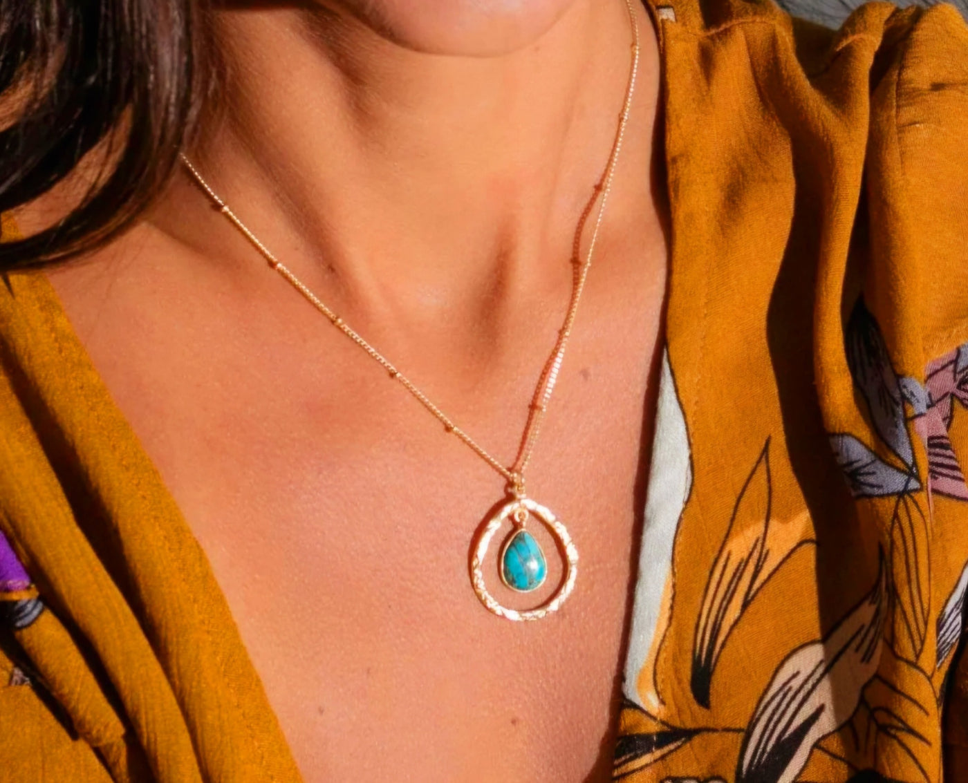 Nytt, vakkert Krystallkjede i et lekkert og Trendy "Tear Drop" Design med Copper Turquise drÅpeanheng, Gold Filled.