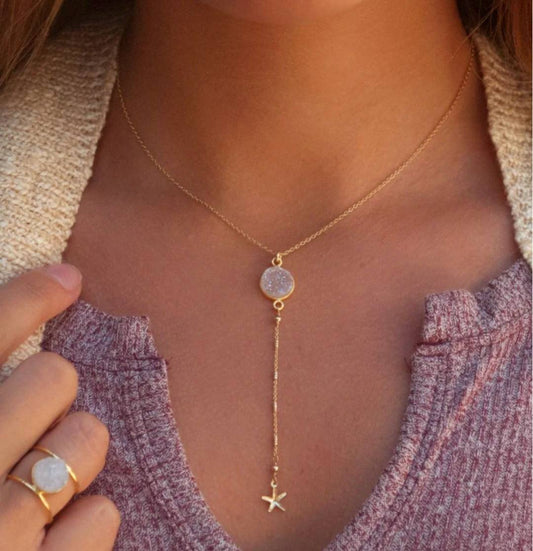 Nytt og enkelt Cila Designkjede med Druzy White Quartz & Sea Star, 18K Gold Vermeil