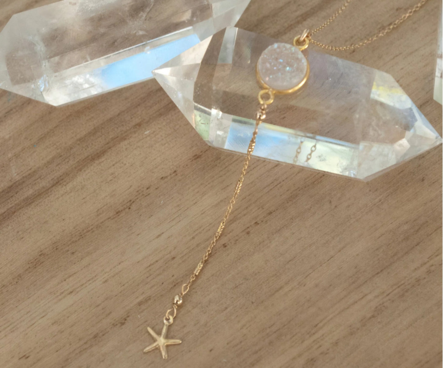 Nytt og enkelt Cila Designkjede med Druzy White Quartz & Sea Star, 18K Gold Vermeil