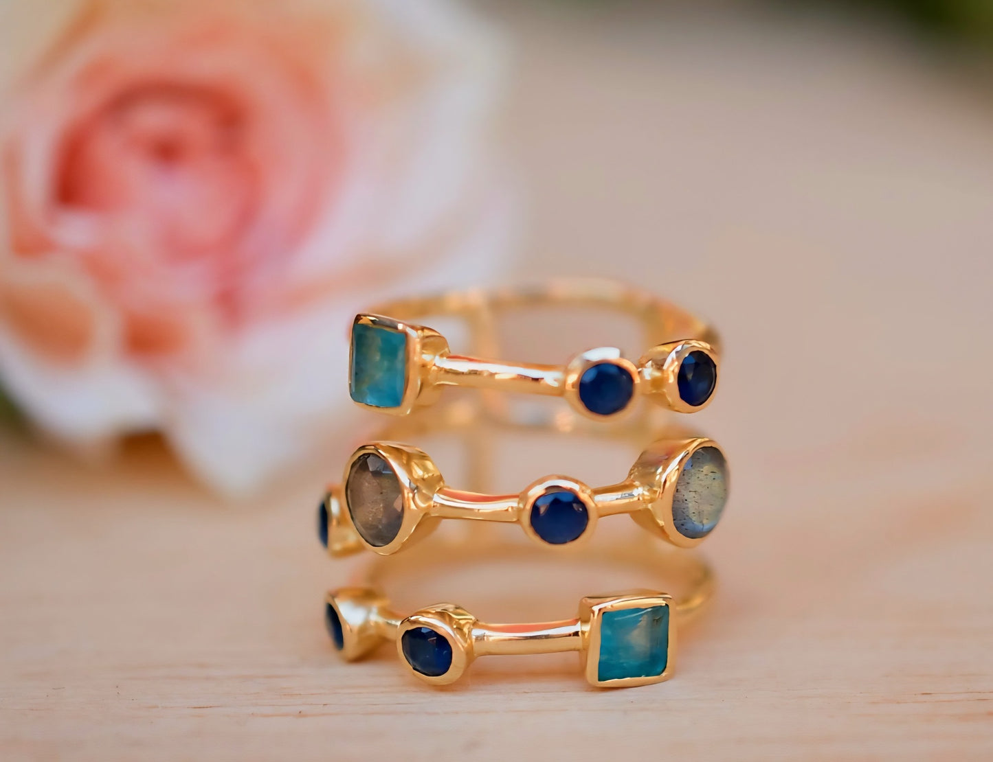 Vakker og unik, håndlaget 3 rader " BETH " Designring med små stener av Green Jade, Labradorite og Sapphire Hydro, 18 gold plated