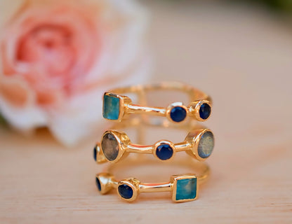 Vakker og unik, håndlaget 3 rader " BETH " Designring med små stener av Green Jade, Labradorite og Sapphire Hydro, 18 gold plated