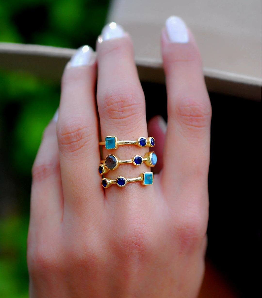 Vakker og unik, håndlaget 3 rader " BETH " Designring med små stener av Green Jade, Labradorite og Sapphire Hydro, 18 gold plated