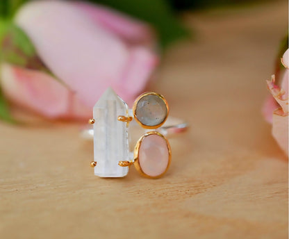 Vakker og unik, håndlaget Designring med stener av Clear Quartz, Rose Quartz og Labradorite, 925s og Gold Vermeil