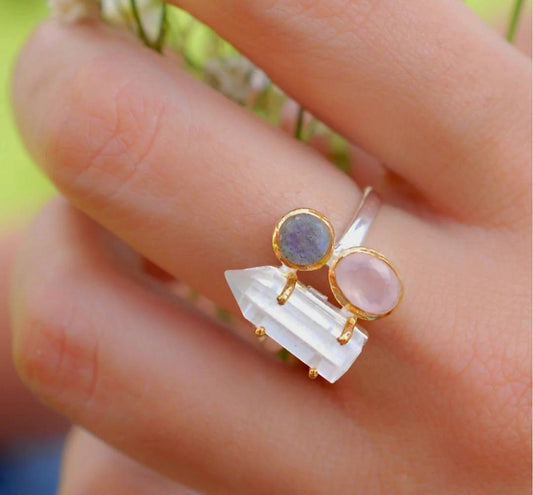 Vakker og unik, håndlaget Designring med stener av Clear Quartz, Rose Quartz og Labradorite, 925s og Gold Vermeil
