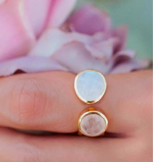 Håndlaget 2 stone CILA model "ISA" ringdesign med stener i Moonstone og Rose Quartz & Gold Electroplated, Str. 56