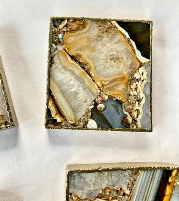 Nye, vakre og dekorative mulitcolor Agat Coasterskiver Gold Electroplated m/12mm tykkgullkant