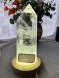 Nye Large Clear Quartz Tower " Himalaya Rainbow Design " inkl. led trebase, ca. 17 - 18cm , 800 - 1000gram, High Quality