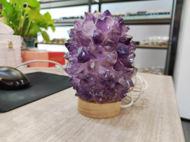 Nyhet 2024 / Unik, hÅndlaget RÅ Ametyst Cactus Crystal Lamp m/trebase og usb, ca. 12x9cm, Medium