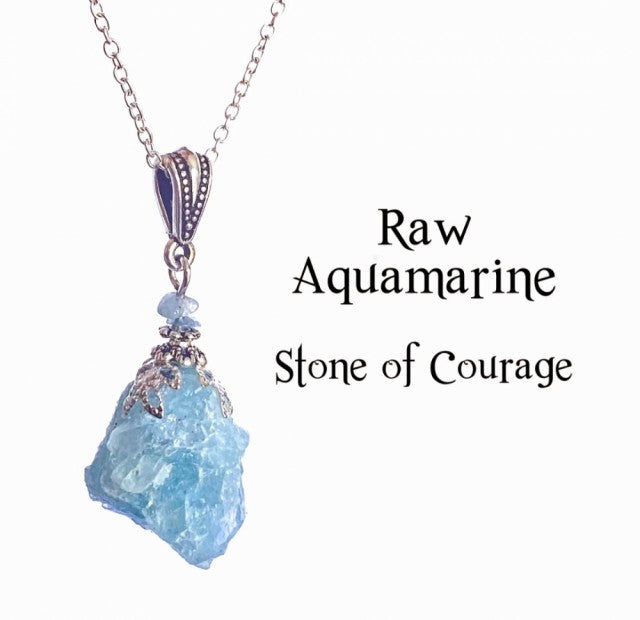 Nye, hÅndlagede Raw Aquamarine Cluster Anheng m/kjede ( Stone of Courage) , Silverplated..