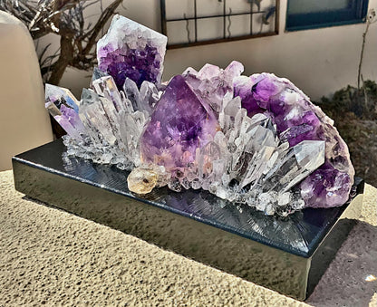 Fantastisk håndlaget Kvarts Krystall Lampedekorasjon "DEVINE LIGHT "med Ametyst, Clear Quartz. Dette er et lite kunstverk, håndlaget i NEW MEXICO ..20x10x20cm