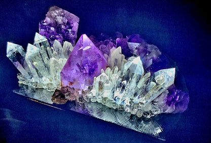 Fantastisk håndlaget Kvarts Krystall Lampedekorasjon "DEVINE LIGHT "med Ametyst, Clear Quartz. Dette er et lite kunstverk, håndlaget i NEW MEXICO ..20x10x20cm