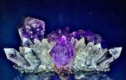 Fantastisk håndlaget Kvarts Krystall Lampedekorasjon "DEVINE LIGHT "med Ametyst, Clear Quartz. Dette er et lite kunstverk, håndlaget i NEW MEXICO ..20x10x20cm