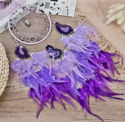 Vakker Indian Drømmefanger m/ledlys og RÅ Ametyst og Agat Krystalldesign, 16x70cm. lilla andefjær