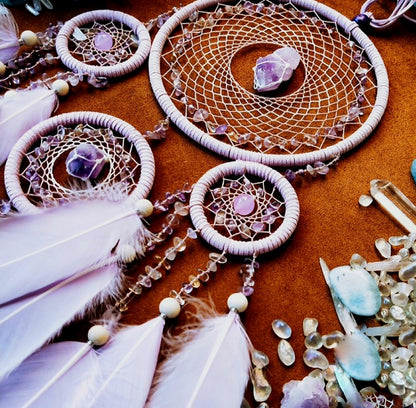 Vakker Indian Drømmefanger m/ledlys og Ametyst Krystalldesign, 13x60cm. Rosa/Lilla Andefjær