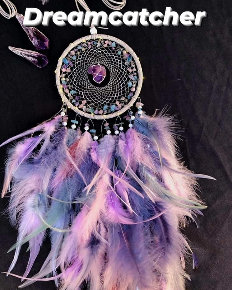 Vakker Indian Drømmefanger m/ledlys og Ametyst Krystalldesign, 16x60cm, Lilla/Rosa Andefjær