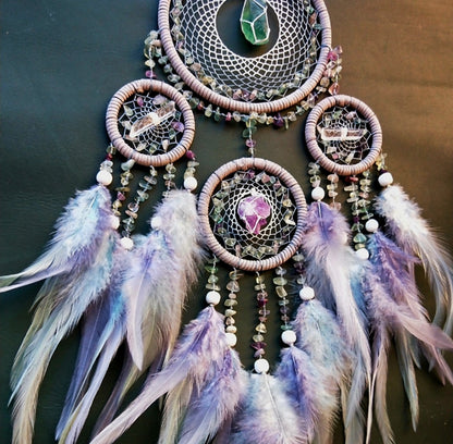 Vakker Indian Drømmefanger m/ledlys og Fluorite Krystalldesign, 13x50cm, GrÅ andefjær