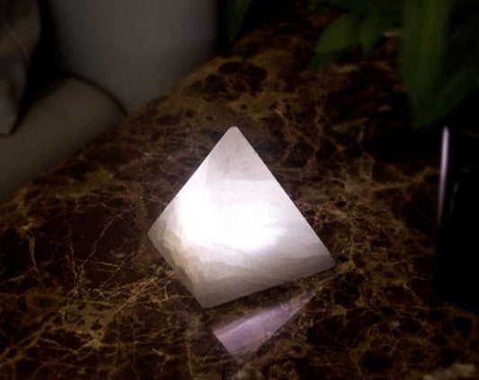 Selenitt Lampe i Pyramide design, oppladbar USB Medium, 8cm