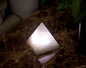 Selenitt Lampe i Pyramide design, oppladbar USB Medium, 8cm