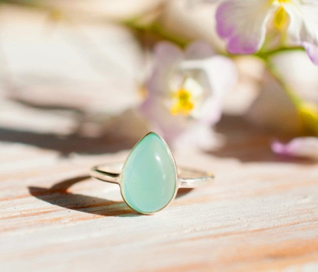 Vakker, enkel og hÅndlaget designring i sølv med Aquamarin drÅpeformet sten ( 6x6mm )