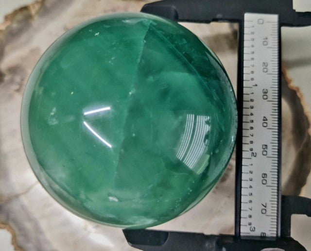Vakre Large Clear Green Fluorite Sphere ( Krystallkule ) , ca. 70- 80mm , 800 - 900 gram