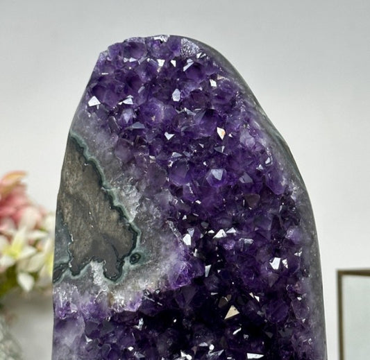 MÅNEDENS UTVALGTE / Uruguay Polished Amethyst Stone, Deep Purple Amethyst Specimen, 20x11cm  - AWS0555 incl. Metal Stand