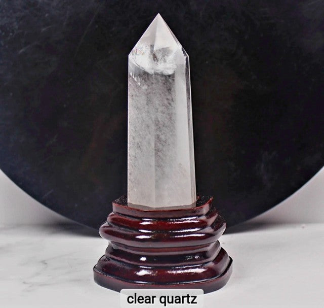 Large Clear Quartz Chevron Quartz TÅrnkrystall m/trebase, 10x3cm