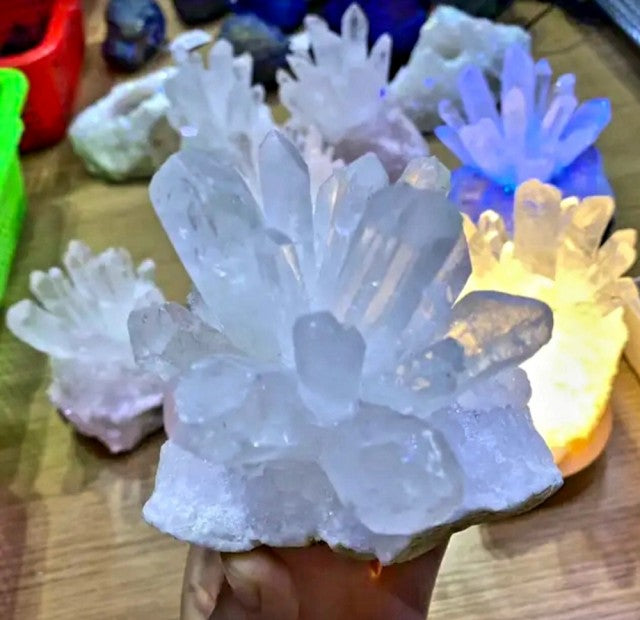 Klare Hvite Kvartslamper pÅ natursten med ledlys, 10 - 12cm og 1kg