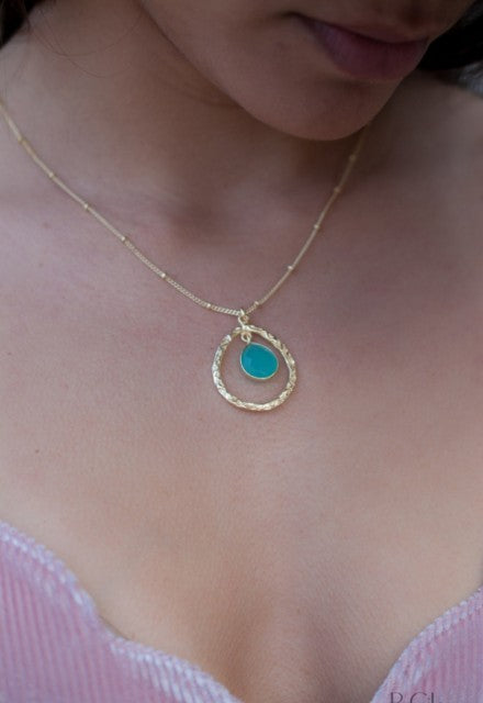 Nytt, vakkert Krystallkjede i et lekkert og Trendy "Tear Drop" Design med Aqua Chalcedony drÅpeanheng, Gold Filled.