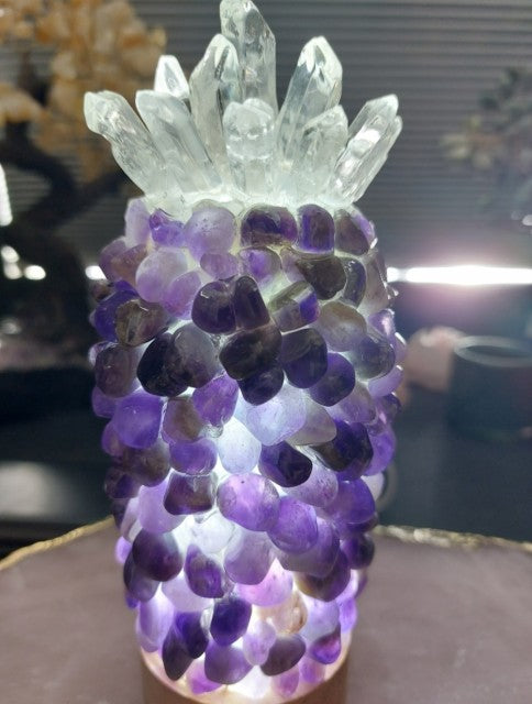 Nyhet / Ny, stor og hÅndlaget " Pineapple " Crystal Ametyst Quartz Ledlampe med Decor..