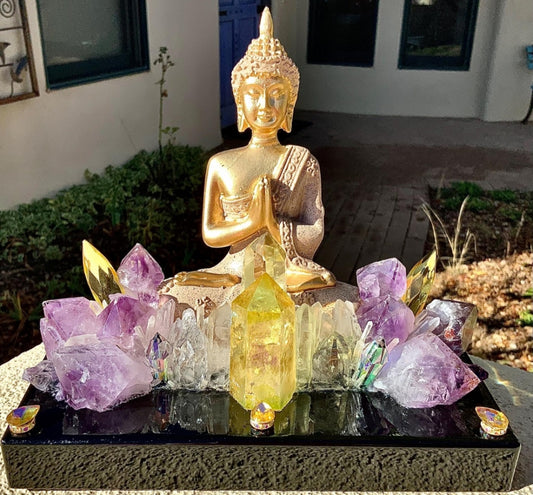 Fantastisk hÅndlaget Kvarts Krystall Lampedekorasjon i GOLDEN SITTING BUDDHA Design m/Ametyst, Citrine, Clear Quartz